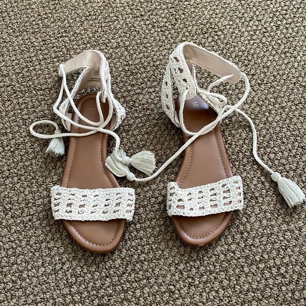 Crochet beige sandals